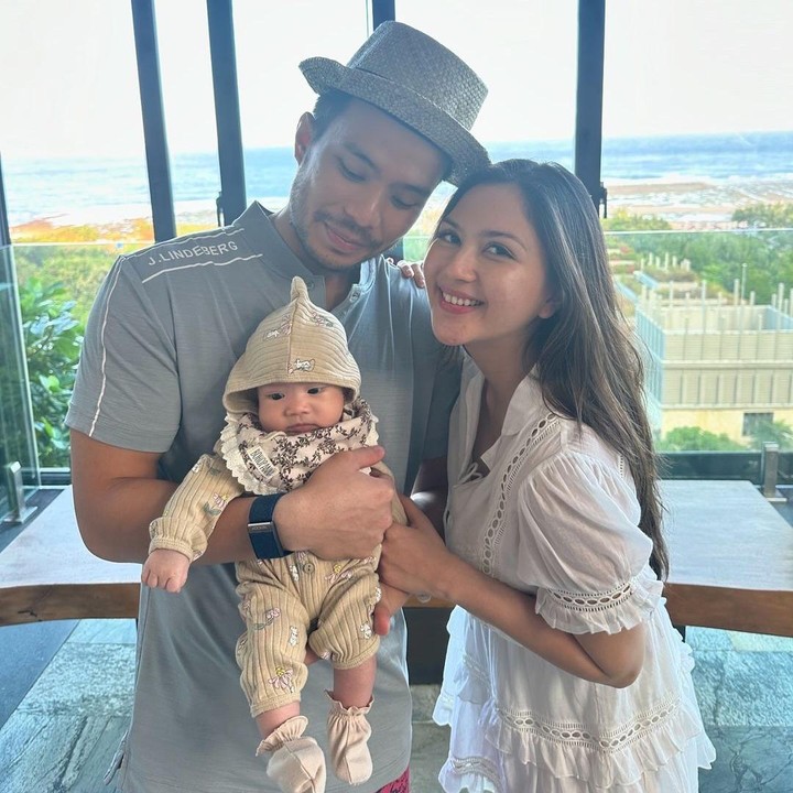 <p>Setelah melahirkan, Mila dan sang suami terlihat fokus merawat Si Kecil. Karena itu, keduanya jarang mengunggah momen kebersamaan dengan Kyarra. (Foto: Instagram: @yakuphasibuan)</p>