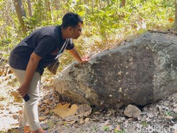 Lagi Ngopi Santai, Jayadi Malah Temukan Prasasti Aksara China Penting