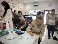 Bantu Jaga stok Darah, Puluhan Polwan Polresta Banyuwangi Donor di PMI