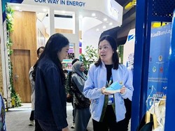 Putri Tanjung Tertarik Sepatu Daur Ulang Botol PET di Festival LIKE 2
