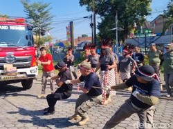 Video: Serunya Anggota Satpol PP Banyumas Lomba Tarik Truk Damkar Seberat 7 Ton