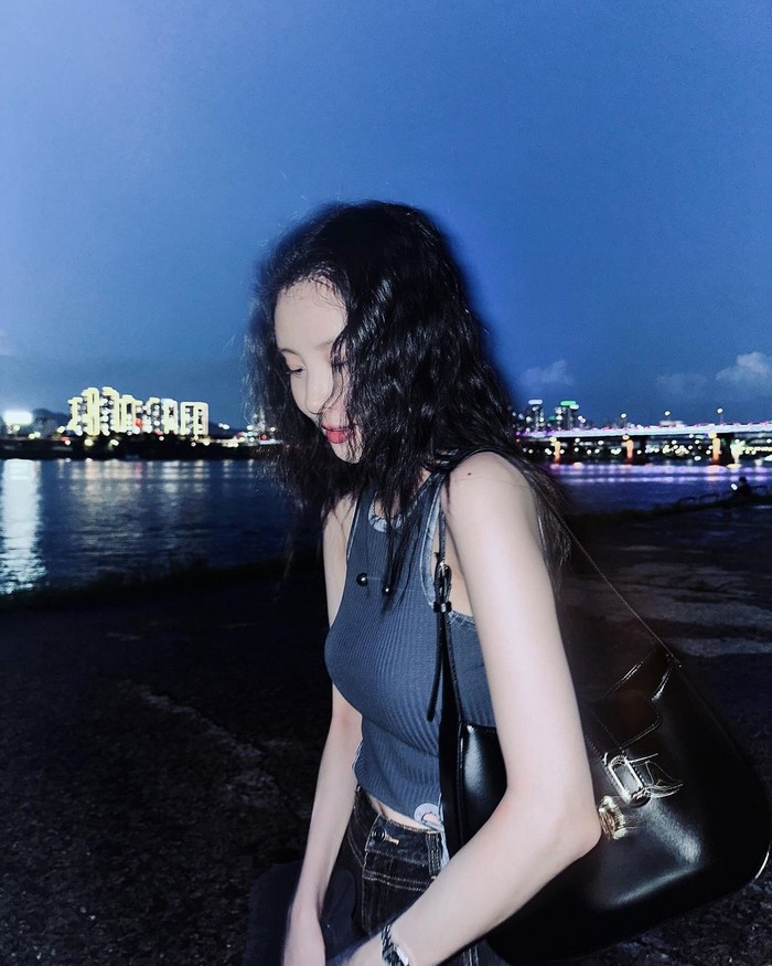 Seohyun memamerkan tampilan yang keren dan karismatik dengan rambut ikal bergelombang lembut yang natural. Momen ini ia abadikan dengan background pemandangan malam di pertengahan musim panas yang syahdu. / Foto: Elle Korea