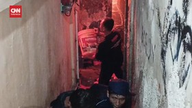 VIDEO: Momen Warga Gang Remaja Berjuang Padamkan Amukan Si Jago Merah