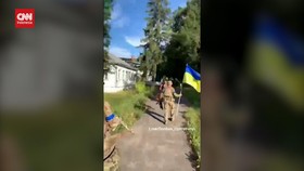 VIDEO: Pasukan Ukraina Kibarkan Bendera usai 'Invasi' Wilayah Rusia
