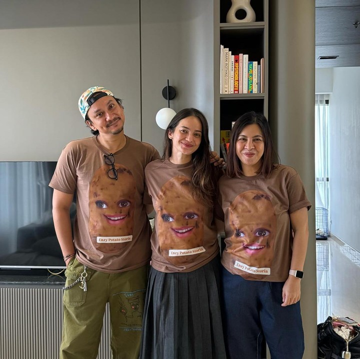 <p>Menariknya, para sahabat Enzy kompak mengenakan <em>t-shirt</em> warna cokelat dengan gambar <em>meme</em> wajah yang memakai filter kentang. "Aku suka drama <em>potato</em> ini," tulis Enzy dalam unggahan fotonya. Namun, netizen malah salfok yang menduga Enzy tengah berbadan dua. Di kolom komentar, ada netizen yang bertanya, "Enzet yang hamil?" Sang pemilik akun pun langsung menjawab di kolom komentar, "Engga zzzz."  (Foto: Instagram @enzystoria)</p>