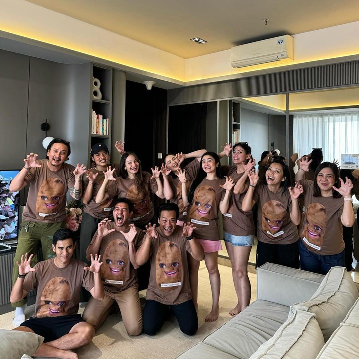 <p>Enzy Storia baru berulang tahun yang ke-32 pada 10 Agutus 2024. Ia mendapatkan kejutan<em> birthday surprise</em> dari para sahabat, nih. (Foto: Instagram @enzystoria)</p>