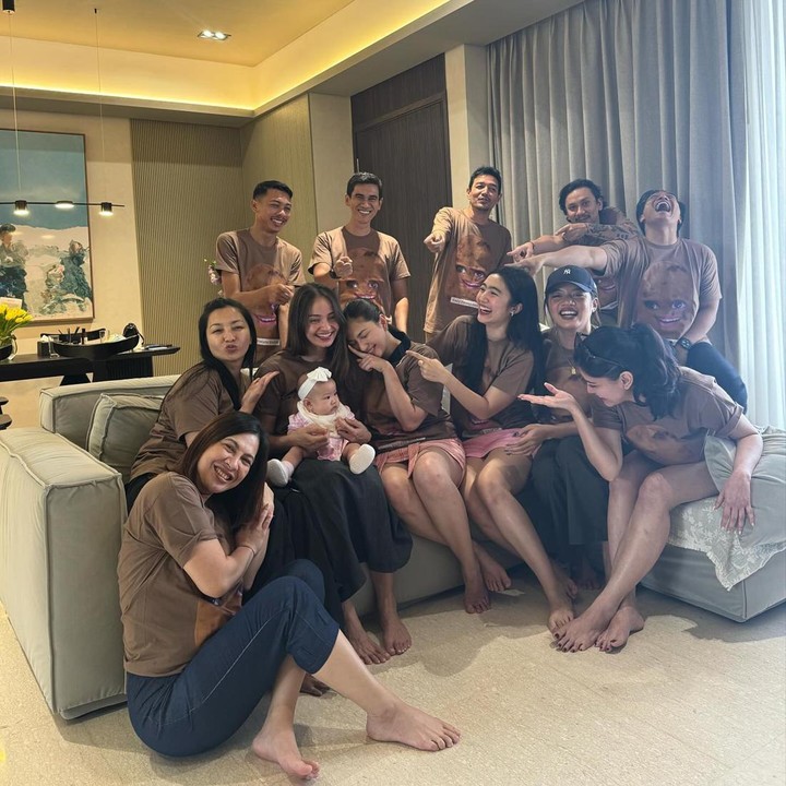 <p>Keseruan ulang tahun Enzy semakin bertambah dengan hadirnya putri Jessica Mila, Kyarra Arunika Hasibuan yang duduk di pangkuan Enzy. (Foto: Instagram @enzystoria)</p>
