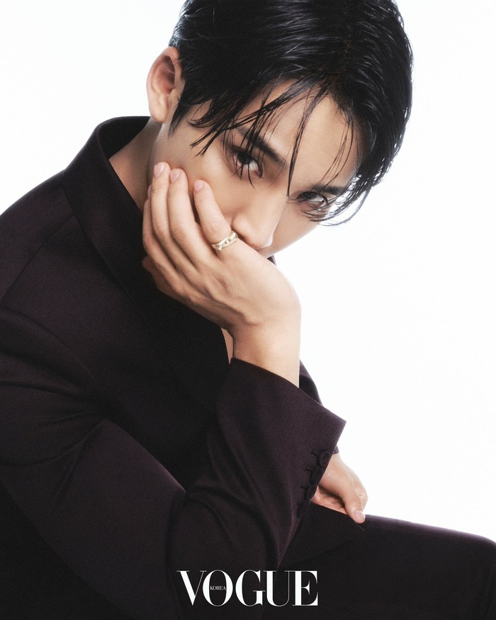 Untuk pertama kalinya, rapper Korea dengan tinggi badan 187 cm ini menghiasi cover majalah tersebut. Setidaknya sampai artikel ini dibuat, ia kini telah mejeng di 32 sampul majalah, termasuk di tiga digital cover Vogue Korea. / Foto: x.com/VogueKorea