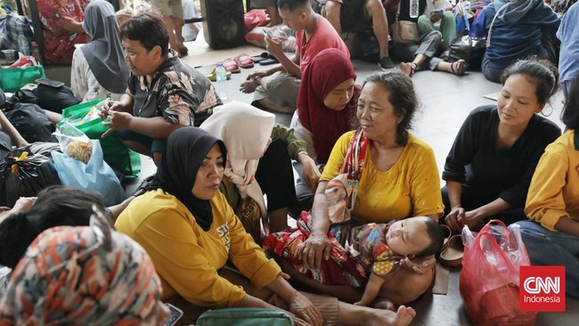 Para pengungsi duduk tersebar di beberapa tempat area SD 05 Manggarai. Mereka turut membawa peralatan bawaan nan bisa diselamatkan seperti bantal, kasur.