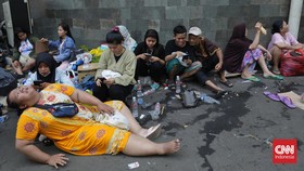 FOTO: Korban Kebakaran Mengungsi di Pintu Barat Stasiun Manggarai
