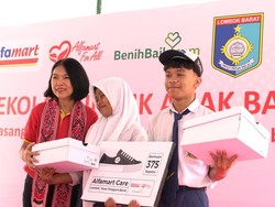 Alfamart Berbagi Sepatu Sekolah untuk Ratusan Anak di Lombok dan Bima