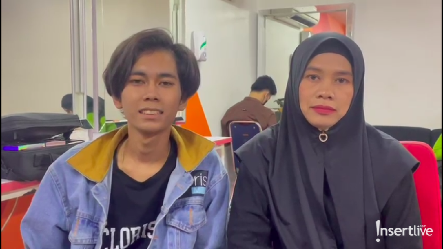 Alif Cepmek dan ibunda
