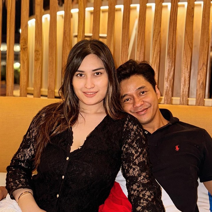 <p>Pesinetron Adly Fairuz memiliki seorang istri yang juga berkecimpung di dunia akting. Dia adalah Angbeen Rishi, aktis berusia 26 tahun. Keduanya telah menikah sejak 2020, Bunda. (Foto: Instagram @angbeenrishi)</p>