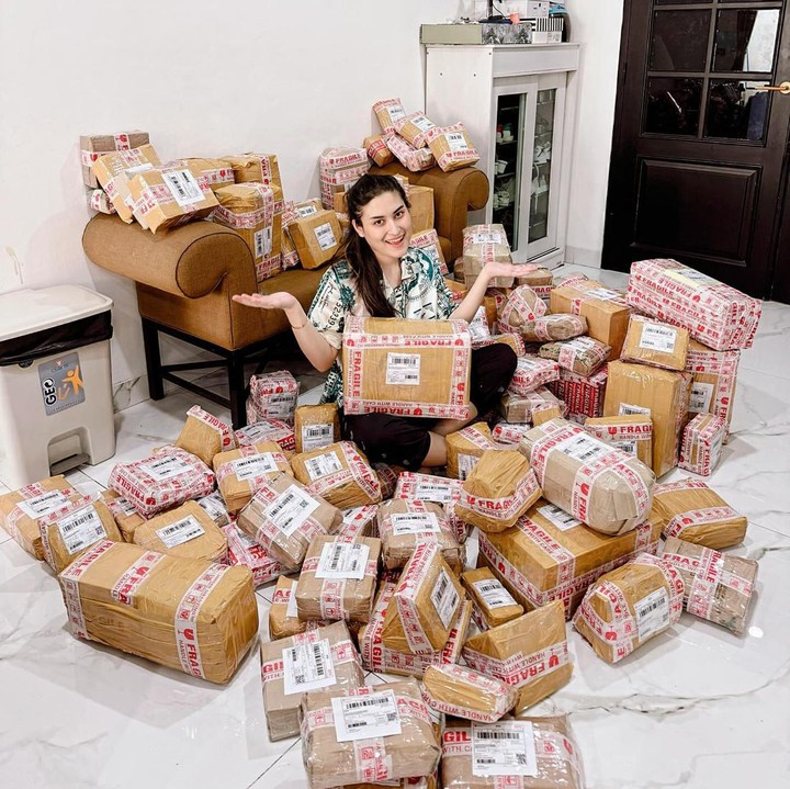 <p>Berawal dari iseng, Angbeen malah kebanjiran orderan. Pesinetron<em> Jodoh Wasiat Bapak</em> yang kini menjadi konten kreator itu tak menyangka usahanya bisa membuahkan hasil. (Foto: Instagram @angbeenrishi)</p>