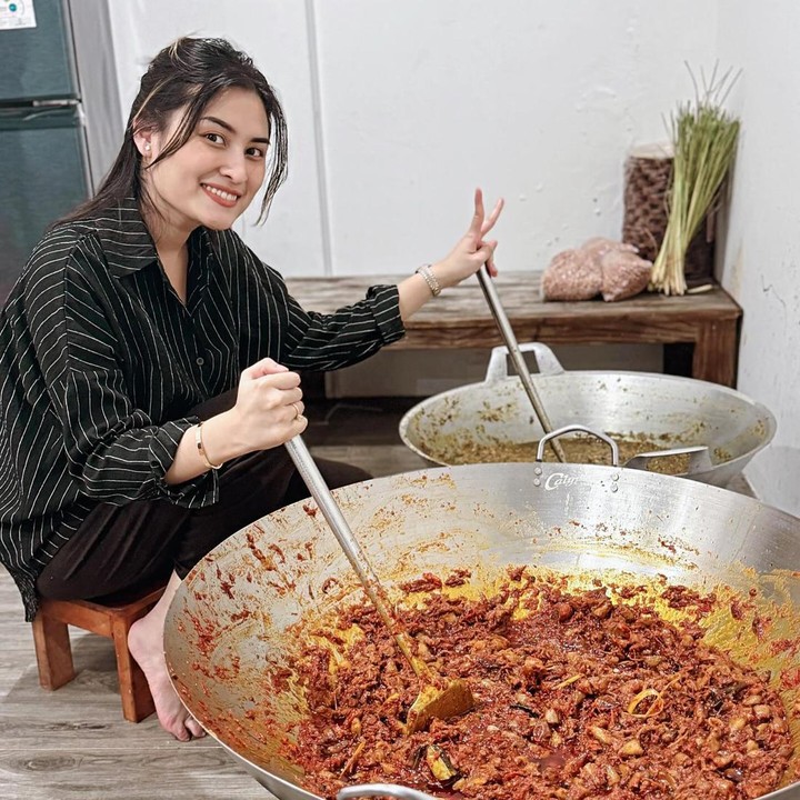 <p>Tak hanya sambal, Angbeen juga menjual aneka makanan lainnya seperti peyek hingga paru balado. Ia membuat produknya sendiri lho, Bunda. (Foto: Instagram @angbeenrishi)</p>