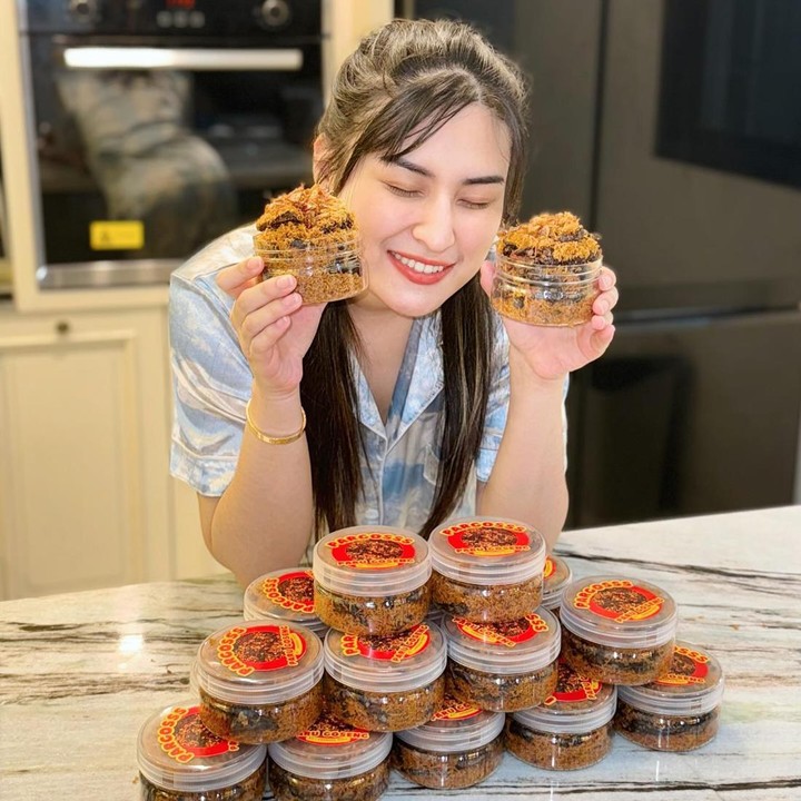 <p>Angbeen Rishi menjual berbagai macam produk sambal lewat usahanya yang diberi nama Angbeens Kitchen, mulai dari sambal cumi, sambal teri, hingga sambal tongkol. (Foto: Instagram @angbeenrishi)</p>