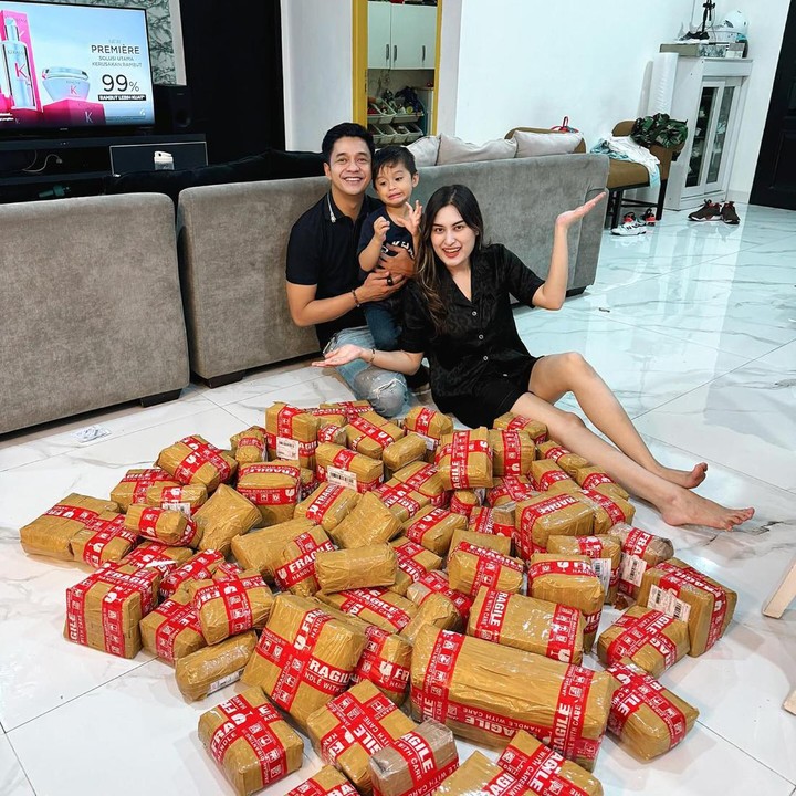 <p>"Tiada usaha yang mengkhianati hasil. Berawal dari iseng sampai hampir menyerah karena gakuat saking capeknya, sampai tiba-tiba masuk jadi sambal terlaris nomor 6. Akhirnya menyelam dan menikmati gulungan-gulungan orderan kalian semua yang membuatku happy setiap hari," tulisnya dalam keterangan foto. (Foto: Instagram @angbeenrishi)</p>