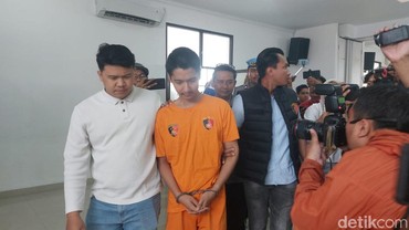 img-title Tampang Armor Suami Cut Intan Nabila Pakai Baju Oranye dan Tangan Diborgol
