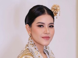 Potret Kahiyang Tampil Menawan Pakai Kain Khas-Make Up Flawless