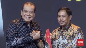 Nana Sudjana Raih Most Inspiring Leader dari CNN Indonesia Awards