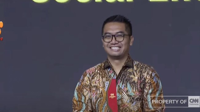 Direktur LPPSLH Bangkit Ari Sasongko meraih penghargaan Outstanding in Regional Character Development and Empowerment dalam aktivitas CNN Indonesia Awards.