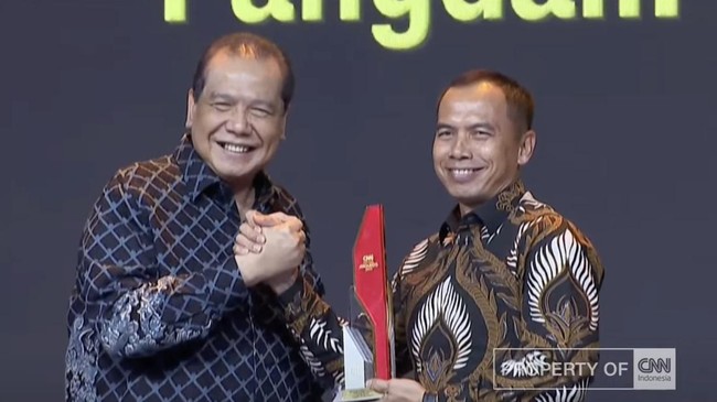 Pangdam IV/Diponegoro Mayjen TNI Deddy Suryadi menerima hidayah Outstanding Military Leadership in Food Security Initiative dalam aktivitas CNN Indonesia Awards.