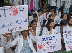 Dokter Diperkosa-Dibunuh, Nakes di India Mogok Kerja Tuntut Keadilan