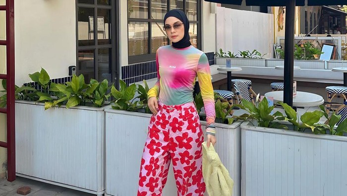 Get The Look: Inspirasi OOTD Colourful ala Tantri Namirah untuk Nonton Konser