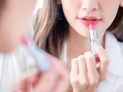 10 Rekomendasi Lipstik untuk Bibir Kering, Mana Pilihan Bunda?