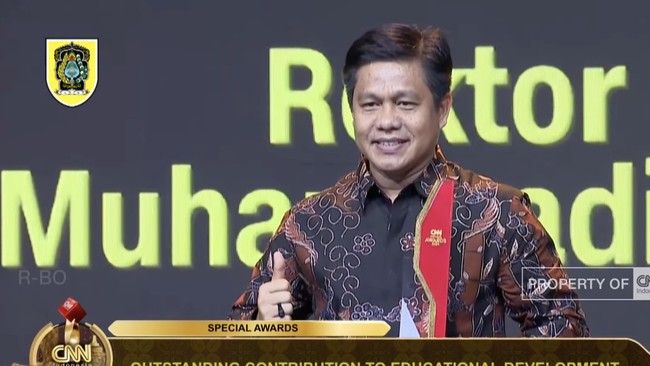 Rektor UMP Jebul Suroso menyabet penghargaan Outstanding Contribution to Educational Development di arena CNN Indonesia Awards 2024.