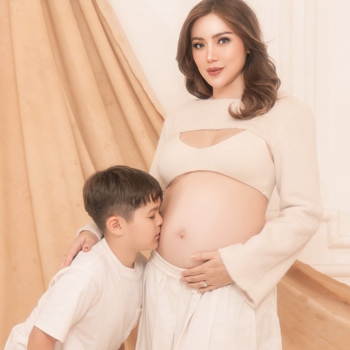 <p>Jessica Iskandar tengah menikmati masa kehamilan ketiganya. Jedar mengaku mendapatkan kehamilan melalui program bayi tabung dan ingin mendapatkan anak perempuan dengan shio Naga. Saat maternity shoot, Jedar mengajak serta putra sulungnya, El Barack, yang juga tampak bersemangat menyambut kelahiran adik barunya. Foto: Instagram/@inijedar</p>