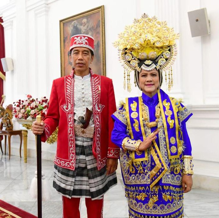 <p>Jokowi menghadiri upacara HUT RI ke-77 ada 2022 bersama Iriana. Ia memakai baju adat asal Buton, Sulawesi Tenggara. "Ini baju dari Buton, Sulawesi Tenggara. Ini baju Dolomani dari Buton," ujar Presiden Jokowi kala itu. Bersamanya, hadir Ibu Negara Iriana yang tampil memesona dalam balutan baju adat Sumatera Barat. (Foto: BPMI Setpres/Muchlis Jr)</p>