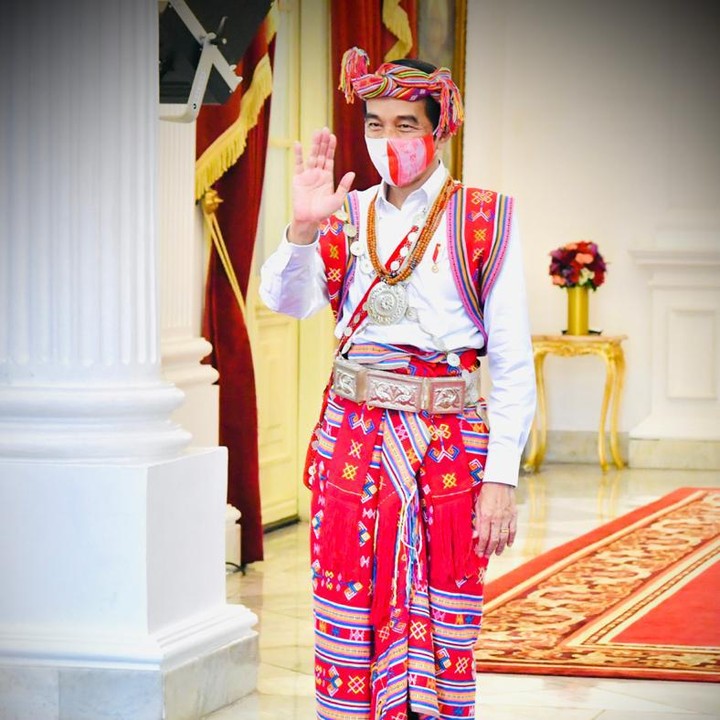 <p>Ketika menghadiri upacara HUT RI 2020, Presiden Joko Widodo tampak mengenakan baju adat dari Kabupaten Timor Tengah Selatan (TTS), Provinsi Nusa Tenggara Timur (NTT), dengan kain tenun Berantai Kaif Nunkolo. Jokowi mengatakan, ia gemar memakai baju adat dari berbagai wilayah Indonesia saat merayakan momen 17 Agustus. "Dulu pernah Aceh, Sumatera Barat, pernah juga Kalimantan Selatan, pernah Sunda, pernah Jawa, Betawi, kemudian ke sana Bali, Sasak, Bugis, pernah semua. Memang kekayaan budaya pakaian adat ini memang ribuan. Jumlahnya ribuan. Nanti sampai ke Maluku, Papua, semuanya nanti semuanya akan kita angkat," tuturnya. (Foto: BPMI Setpres/Laily Rachev)</p>
