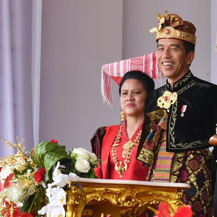 <p>Saat menghadiri upacara HUT RI 2019 bersama Iriana, Jokowi tampil memakai busana adat asal Klungkung, Bali. Baju bernuansa hitam tersebut dipadukan bersama kain batik dan penutup kepala. Melansir dari laman resmi Presiden RI, ia didampingi oleh Ibu Negara Iriana yang mengenakan pakaian adat Batak Simalungun. (Foto: Foto: BPMI Setpres/Laily Rachev)</p>