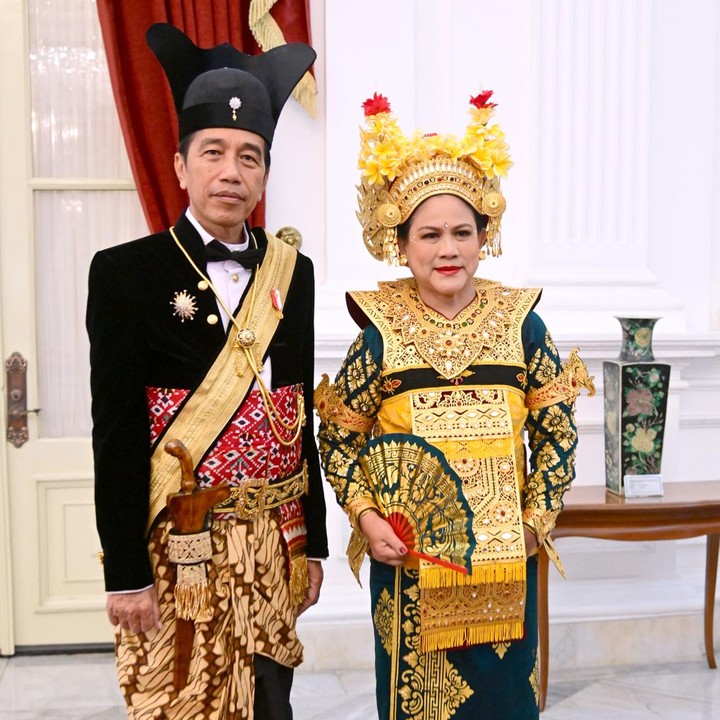 <p>Pada tahun lalu, Presiden Jokowi merayakan upacara HUT RI ke-78 dengan memakai baju adat ageman songko singkepan ageng yang merupakan busana khas Keraton Kesunanan Surakarta. Pakaian tersebut biasa digunakan oleh para Raja Pakubuwono Hadiningrat saat keluar dari keraton dengan menaiki kereta kuda untuk menyapa masyarakat. "Ini ageman songkok singkepan ageng. Ini dari Keraton Kasunanan Surakarta," paparnya. Di sebelahnya, Iriana tampil memukau dengan memakai pakaian adat khas Bali. (Foto: BPMI Setpres/Muchlis Jr)</p>