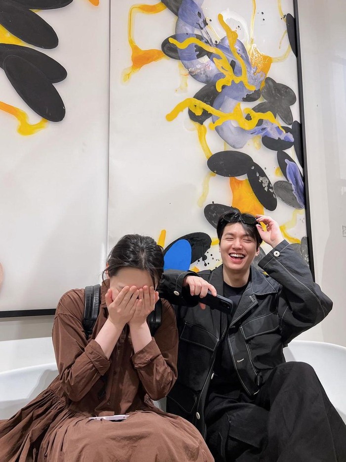 Sang aktor pun turut menuliskan caption, 'Hanju & Sunja di New York', sembari menandai akun Instagram Kim Min Ah. FYI, Hanju dan Sunja merupakan nama karakter mereka di Pachinko./ Foto: instagram.com/actorleeminho