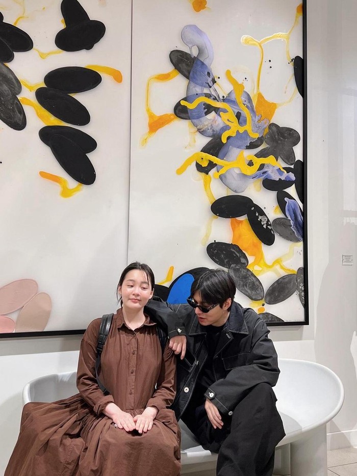 Berbeda dari penampilan mereka saat tampil di Pachinko, dalam potret terbaru ini keduanya tampak lebih santai dan berpakaian dengan gaya casual./ Foto: instagram.com/actorleeminho