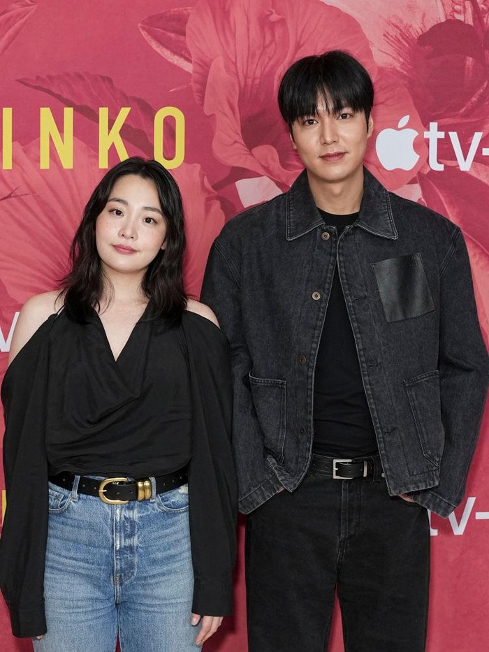 Mereka berdua berada di New York untuk tampil dalam acara photo call bersama pemain Pachinko 2 lainnya di The Whitby Hotel, New York, pada Selasa, (13/8)./ Foto: Variety via Getty Images/John Nacion