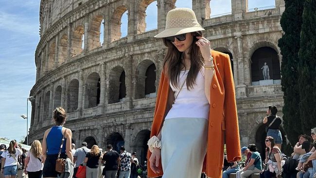 Get The Look: Outfit Musim Panas Kasual dari Lily Collins
