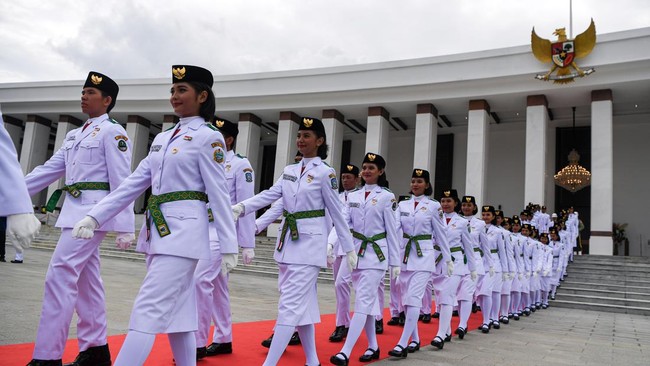 Tiga personil paskibraka mengenakan jilbab saat gladi kotor kedua di IKN hari ini, berbeda saat pengukuhan oleh Jokowi tak ada satu pun nan mengenakan hijab.