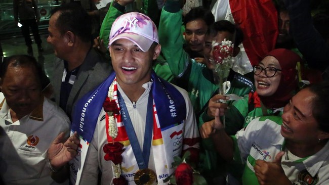 Pawai Pemenang Emas Olimpiade: Rizki Juniansyah Diarak Keliling Kampung Halaman