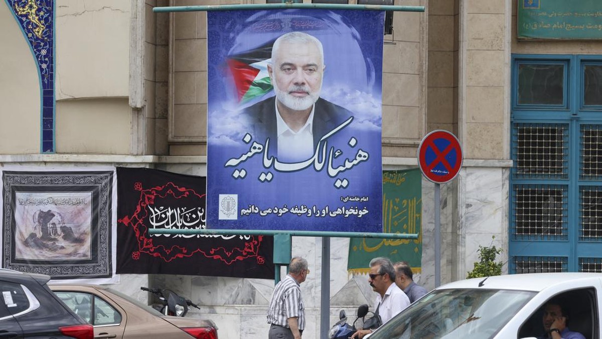 FOTO: Poster Haniyeh Bertebaran di Teheran Jelang Hari Pembalasan