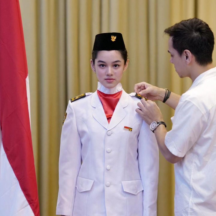 <p>Putri pertama Rionaldo Stokhorst, Shaista Tanisha Stockhorst, menjalani tugasnya sebagai anggota paskibra di tahun 2023, Bunda. Melihat sang putri, Rionaldo pun merasa haru dan bangga. "Enggak bisa berkata-kata.Tapi, merah, putih, dan garudanya itu bikin Ayahnya haru dan bangga. #<em>masyaallahtabarakallah</em>," ujarnya.  (Foto: Instagram: @rio.stokhorst)</p>