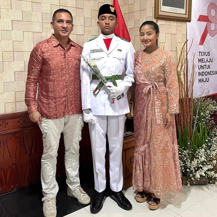 <p>Putra Amara dan penyanyi Frans Mohede, Janitra Nathaniel Sambawikrama Mohede, terpilih menjadi anggota Paskibraka Tingkat Kota Administrasi Jakarta Selatan 2023. Diketahui, Janitra melakukan latihan sampai lima bulan, lho. "Setelah lima bulan melewati tempaan sampai juga di Pengkuhan Paskibraka Kota Administrasi Jakarta Selatan. Sukses dan lancar upacara 17 Agustus 2023," ungkap Frans. (Foto: Instagram: @francmohede)</p>