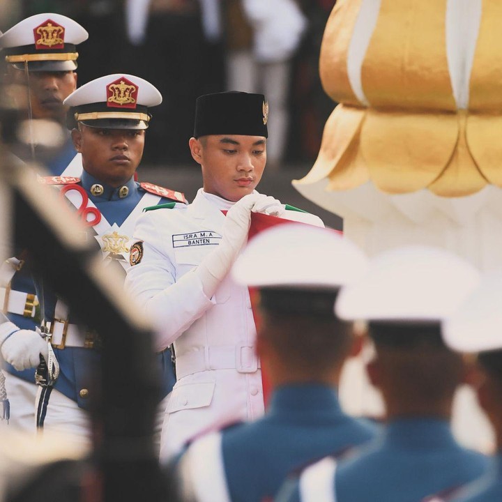 <p>Isra Marshel Arifin putra pengacara Sandy Arifin, terpilih menjadi anggota paskibraka untuk penurunan bendera merah putih di Istana Merdeka pada tahun 2022 bersama dengan Arnold Steven Sinaga dari Sulawesi Tenggara dan Muhammad Rajwa Al Farizi dari Jawa Tengah. Isra sendiri mewakili provinsi Banten dalam Tim Pancasila Sakti, Bunda. "Merupakan suatu kehormatan," tulis Isra. (Foto: Instagram: @isra.marshel)</p>