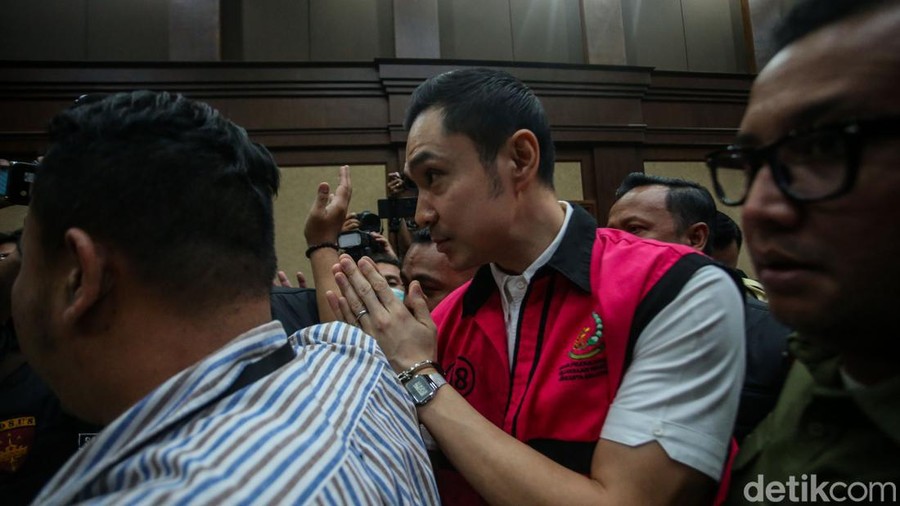 Tersangka kasus korupsi timah Harvey Moeis menjalani sidang perdana di Tipikor, Jakarta, Rabu (14/8/2024).