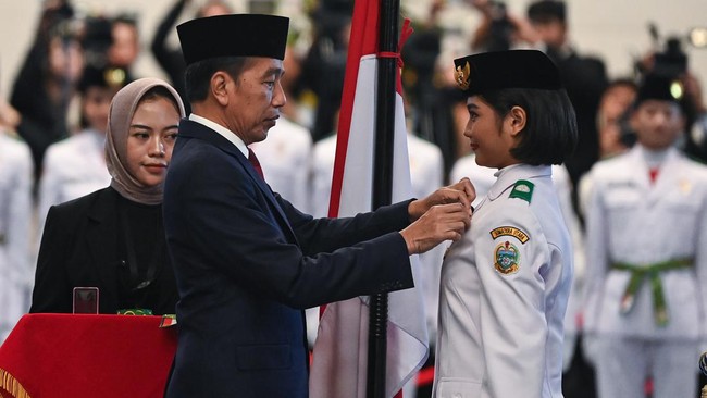 PKS miris dengan peraturan mengenai askibraka putri kudu melepas jilbab saat pengukuhan dan pengibaran Sang Merah Putih pada upacara kenegaraan 2024.