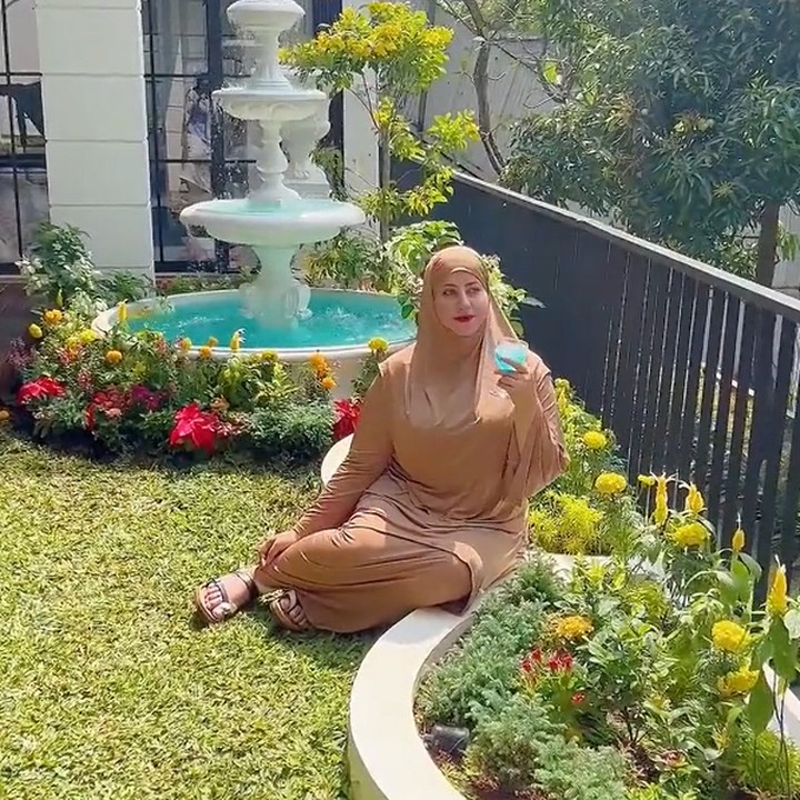 <p>Tasyi mengatakan, ia dan keluarganya bisa memanfaatkan taman di balkon rumah tersebut sebagai tempat bersantai atau untuk menikmati sarapan pagi. "Nah, aku taruh air mancur di lantai dua gini biar kalau duduk-duduk tuh kelihatan gitu," kata Tasyi. (Foto: TikTok @tasyiiathasyia)</p>