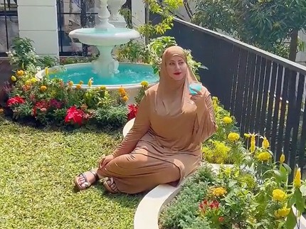 7 Potret Taman di Lantai 2 Rumah Tasyi Athasyia ala Princess dengan Air Mancur
