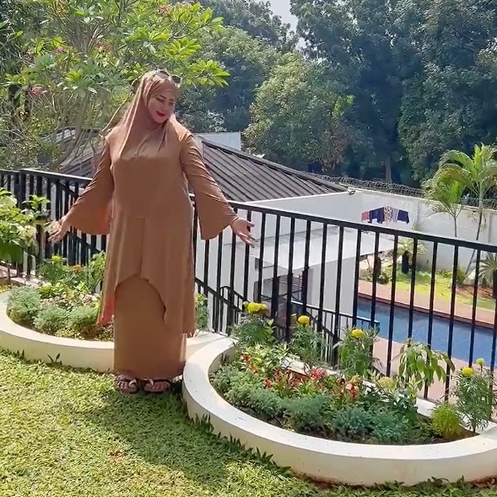 <p>Menariknya, taman Tasyi terletak di lantai dua rumahnya, Bunda. "Ini tuh area kamar di lantai atas rumahku. Jadi kebetulan rumahku yang sekarang halamannya ada dua lantai, ini adalah lantai bagian atas yang sering kita lewati," paparnya. (Foto: TikTok @tasyiiathasyia)</p>